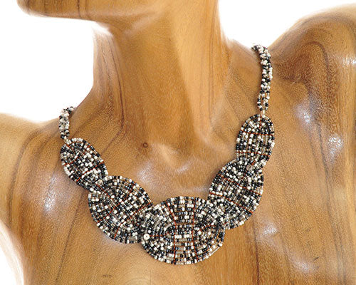 collana girocollo perline ovali bianco e nero