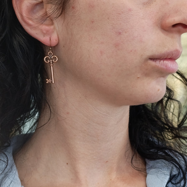 Orecchini con ciondoli colore rame