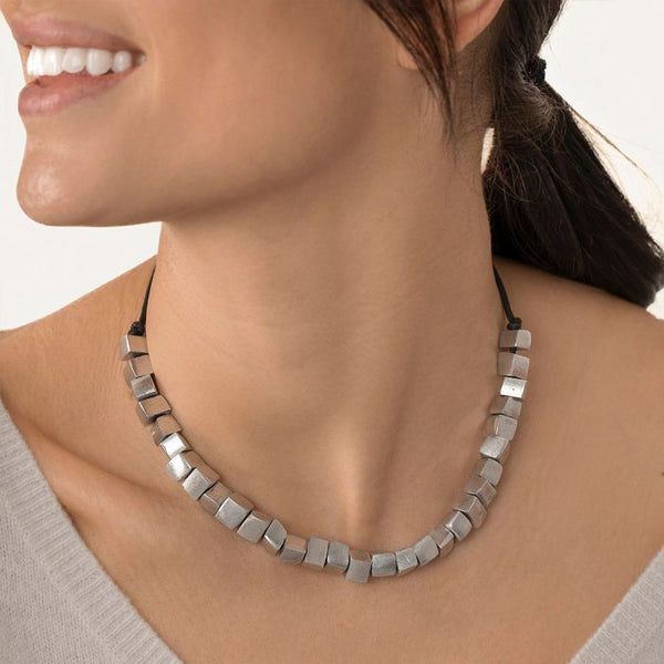 Collana fili corta cubi