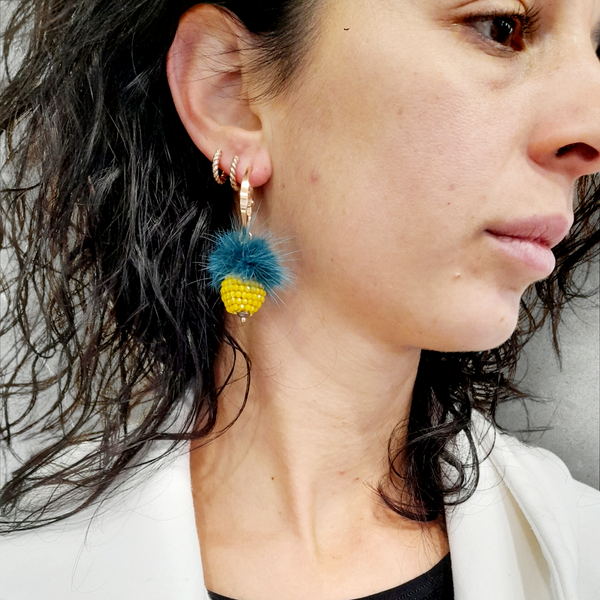 Orecchini ponpon con sfera in mini cristalli