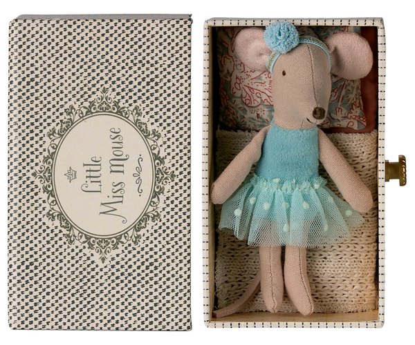 topo ballerina nel lettino da giorno