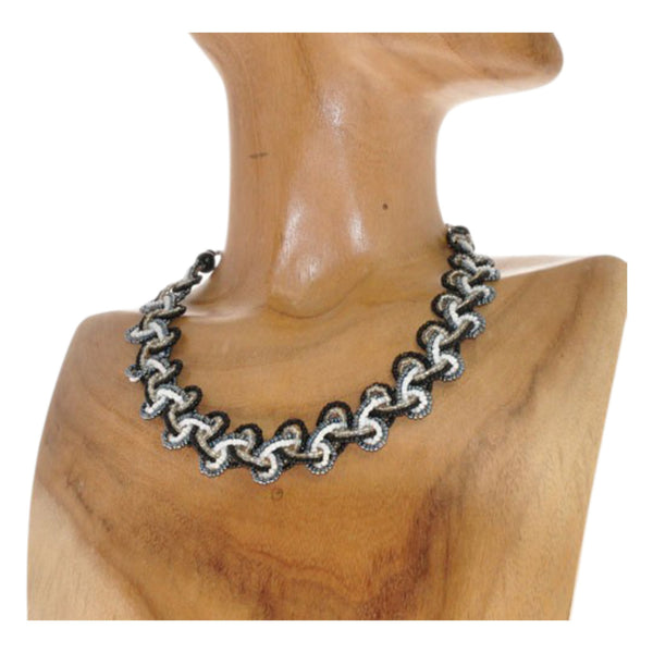 collana girocollo bianco nero
